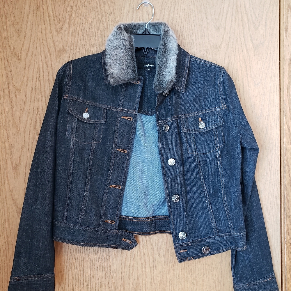 Daisy Fuentes jean jacket w/ detachable fur collar